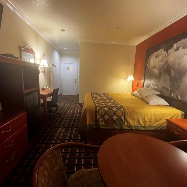غرفة بسرير كينج بحوض استحمام لذوي الإعاقة، Super 8 By Wyndham Brookshire Tx 7/10