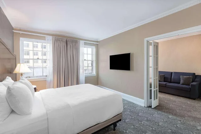 جناح فاخر بسرير كوين بإطلالة على المدينة بغرفتي نوم، The Americus Hotel Trademark Collection by Wyndham 1/3