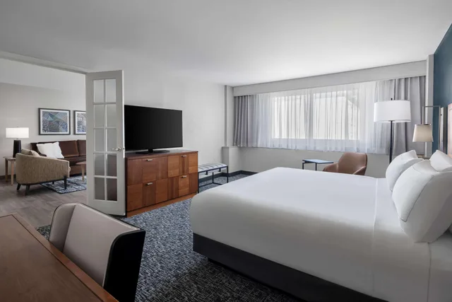 جناح بسرير كينج بغرفتين مع أريكة، The Alloy King of Prussia - a Doubletree by Hilton 2/4