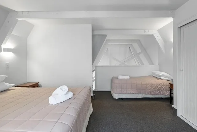 2 Bedrooms, Exclusive, Apartment, 2 Queen and Twin Beds, 2 Bathrooms، Camelot Motor Lodge 3/4