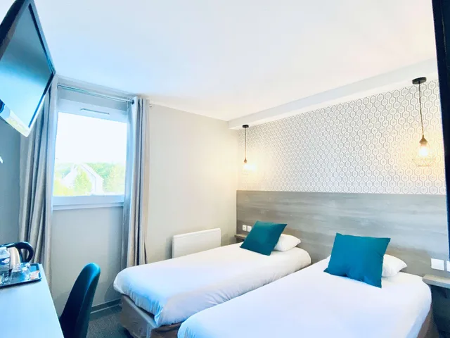 غرفة عائلية بسرير كوين وسريرين منفصلين بحوض استحمام، Sure Hotel by Best Western Calais Coquelles Tunnel s/ Manche 1/5
