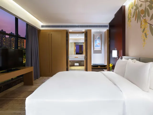 Room, King Bed, City View, Hilton Garden Inn Foshan 4/8