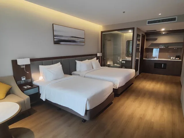 غرفة ديلوكس ثلاثية بسرير كوين وسرير فردي بشرفة بغرفة نوم واحدة، Annova Nha Trang Hotel 2/4