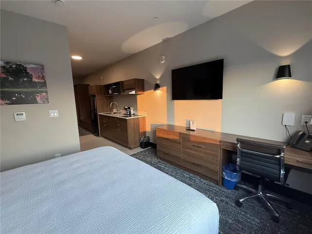 جناح بسرير كينج مع أريكة بمطبخ صغير، Best Western Plus Neepawa Hotel 1/2