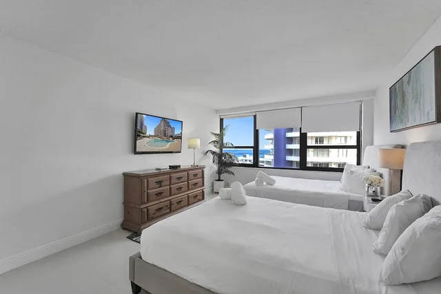 شقة سكنية مريحة بسريرين كوين وسريرين منفصلين مع أريكة في طابق مرتفع، The Alexander All Suite Oceanfront Resort 1/3