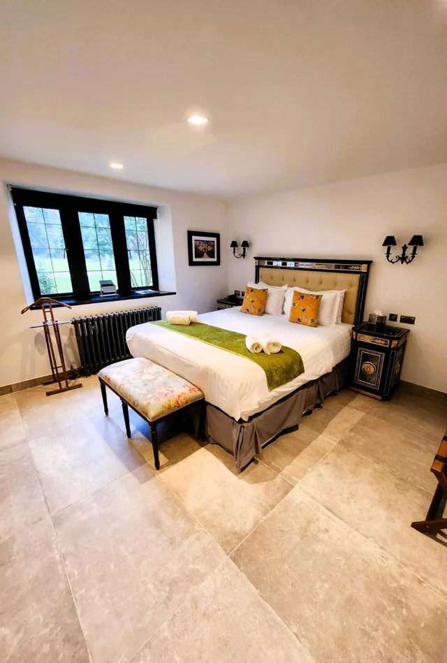 House, Double or Twin Bed، Weston Manor 3/10