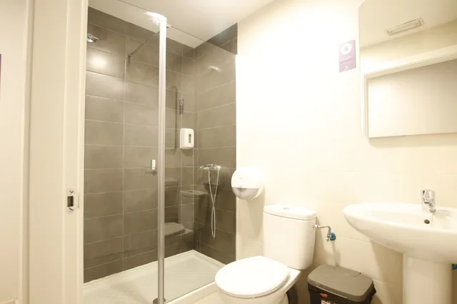 سكن مشترك مختلط قياسي بأسرّة بطابقين بحمام خاص، Bilbao Metropolitan Hostel By Bossh Hotels 1/1