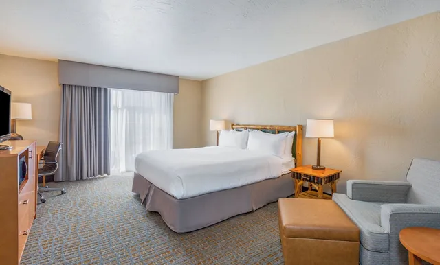 غرفة قياسية بسرير كينج بإطلالة على الفناء لذوي الإعاقة، Holiday Inn Resort the Lodge At Big Bear Lake An Ihg Hotel 1/1