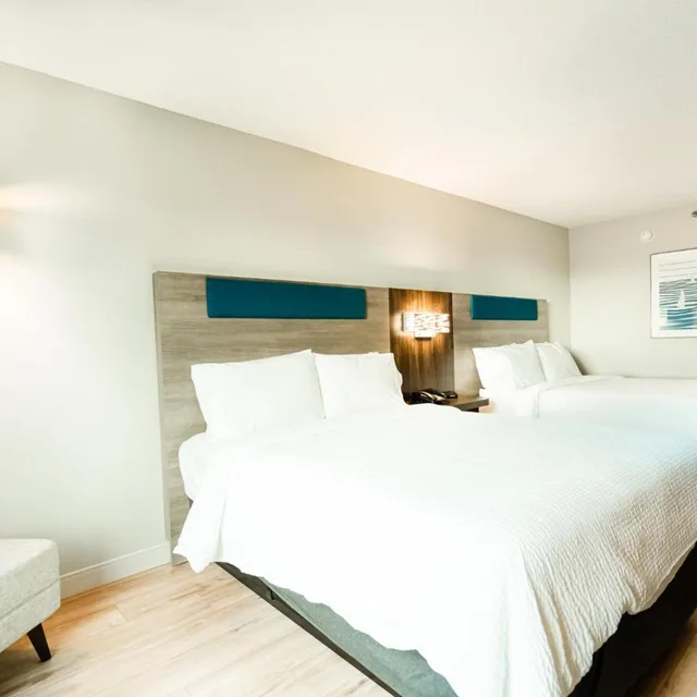 جناح بسرير كينج وسريرين كوين بغرفتي نوم مع أريكة، Holiday Inn Express Hotels Suites Cocoa Beach 1/2