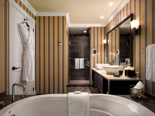Guest Room, Queen Bed, Resident View، Oak Bay Beach Hotel 2/2