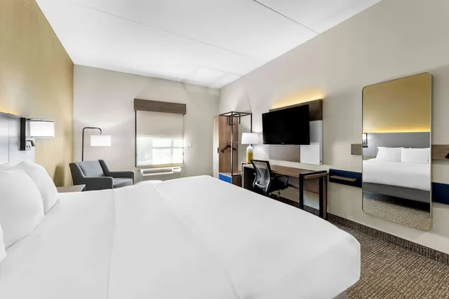 Room, King Bed, Accessible, Comfort Inn Harriman, TN 3/6