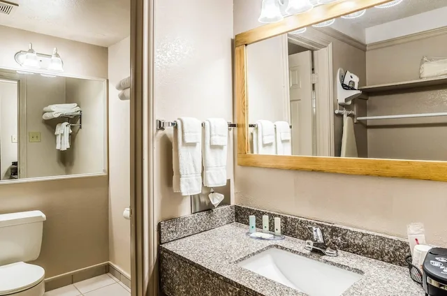 غرفة بسرير كينج لذوي الإعاقة، Quality Inn Buffalo WY 4/4