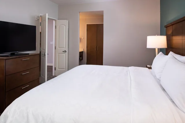 غرفة بسرير مزدوج لذوي الإعاقة، Staybridge Suites St George 1/4