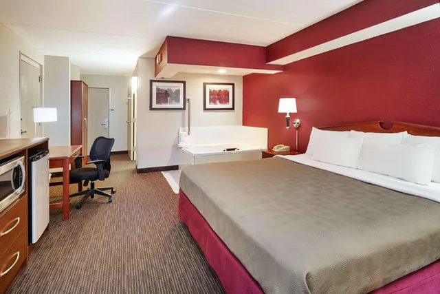 جناح ديلوكس بسرير كينج، Americinn By Wyndham Douglas/Saugatuck 1/3
