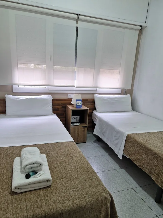غرفة بسريرين منفصلين بحمام مشترك، Hostal El Kano 1/5