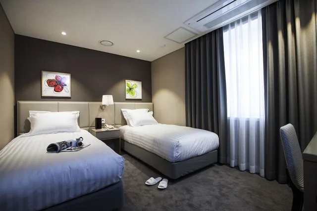 غرفة قياسية بسريرين منفصلين، The Grand Hotel Myeongdong 1/3