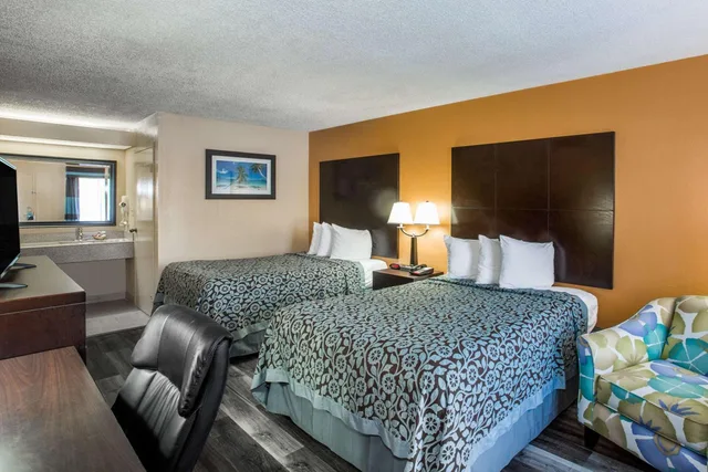 غرفة ديلوكس رباعية بسريرين مزدوجين لذوي الإعاقة، Days Inn by Wyndham Sarasota Bay 1/5