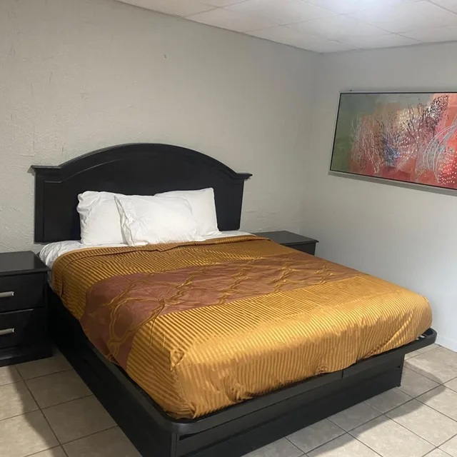 غرفة بسرير كينج للمدخنين، Studio Suites Extended Stay 2/5