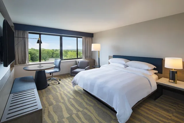 غرفة بسرير كينج لذوي الإعاقة، Portland Sheraton At Sable Oaks 1/5