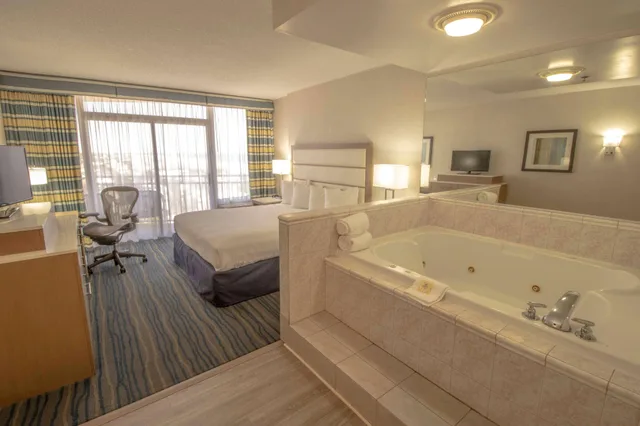 Coastal, King Bed, Hot Tub, Wyndham Virginia Beach Oceanfront 1/1
