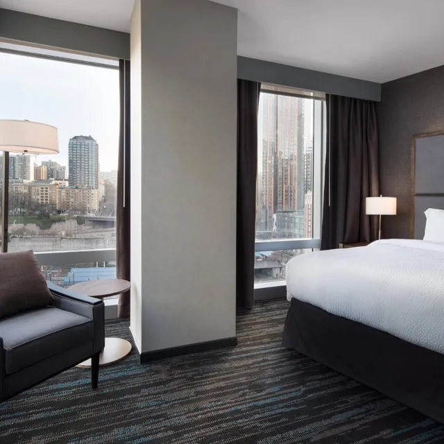 جناح بسرير كينج بإطلالة على المدينة بغرفة نوم واحدة مع أريكة، RESIDENCE INN SEATTLE DOWNTOWN/CONVENTION CENTER 2/4