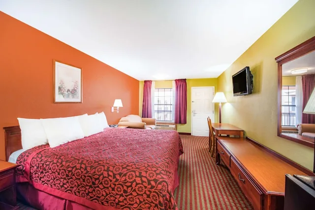 Room, Queen Bed, Smoking, Accessible, Days Inn by Wyndham McAllen 1/7