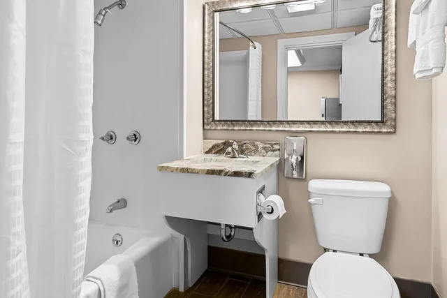 جناح بسرير كينج بغرفتين مع أريكة بجاكوزي، Best Western Forest Inn 5/7