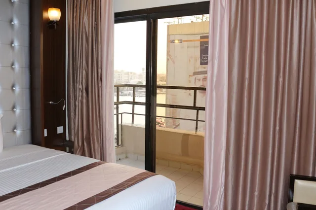 غرفة قياسية ثلاثية بسرير كينج وسرير فردي بشرفة، Al Khaleej Grand Hotel 3/5