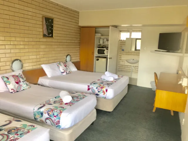 غرفة عائلية بسرير كوين وسريرين منفصلين، TROPICAL GATEWAY MOTOR INN 6/10