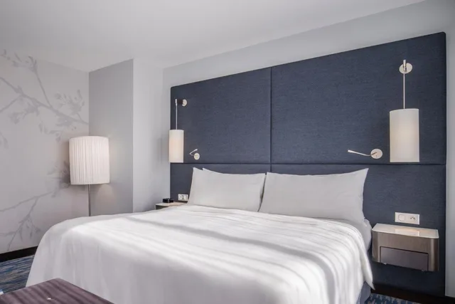 City, Eiffel View, Terrace، Renaissance Paris Arc de Triomphe Hotel 7/10