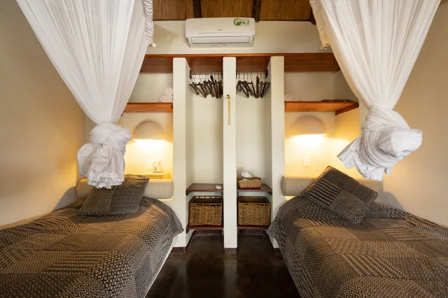 River, Family, Bungalow, 1 King and 4 Single Beds، Nyati Safari Lodge 9/10