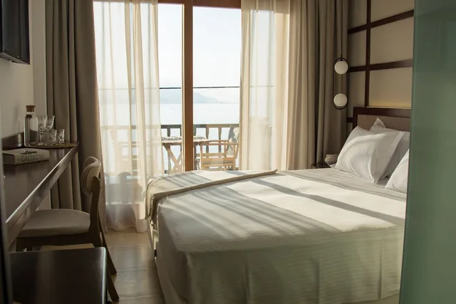 غرفة ديلوكس بسرير كينج بإطلالة على البحر، Sunrise Hotel 3/10