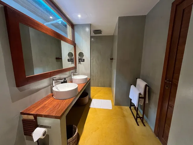 BEACHSIDE DOUBLE ROOM transfer included Airplane، The Barefoot Eco Hotel 3/3