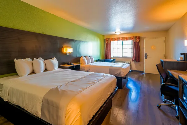 room, 2 queen beds, Oyo Hotel Yoakum West 1/8