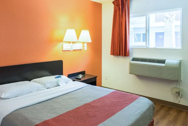 جناح بسرير كوين، Motel6 Bakersfield, CA - East 4/8