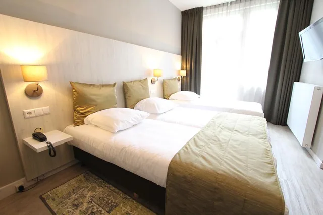 غرفة ثلاثية، Apple Inn 1/2