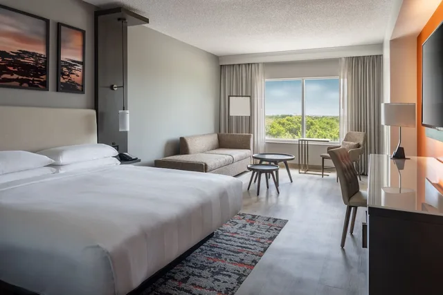 غرفة تنفيذية بسرير كينج لذوي الإعاقة، Fort Lauderdale Marriott Coral Springs Hotel & Convention Center 1/2