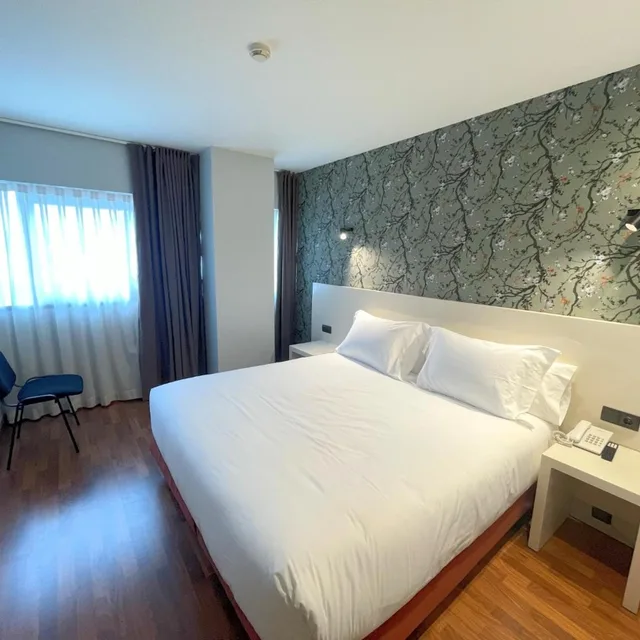 غرفة بسرير كوين، San Fermin Suites 4/10