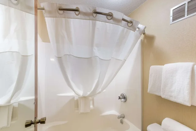 غرفة قياسية بسريرين كوين، Quality Inn Athens, OH 5/5