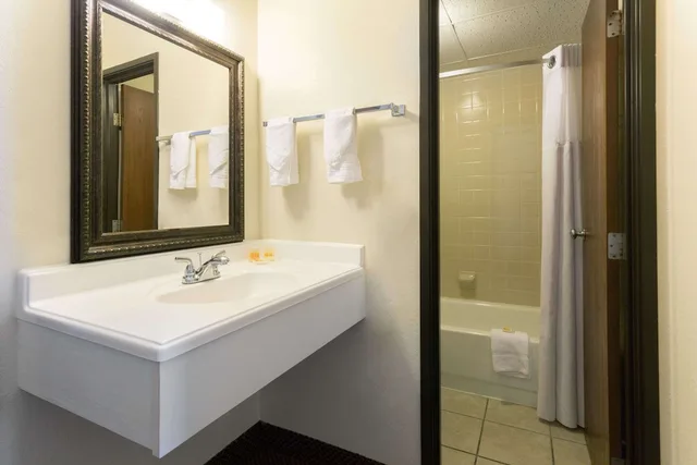 غرفة قياسية بسرير كوين، Days Inn by Wyndham Fort Collins 5/6