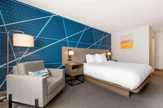 غرفة قياسية بسرير كينج، Comfort Inn Kendallville East, IN 1/3