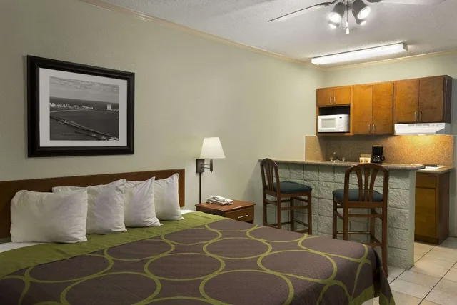 Efficiency, Standard, King Bed، Super 8 By Wyndham South Padre Island 3/3