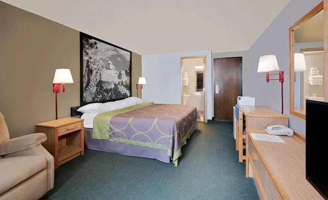 Room, King Bed, Hot Tub, Fairbridge Inn And Suites 7/10