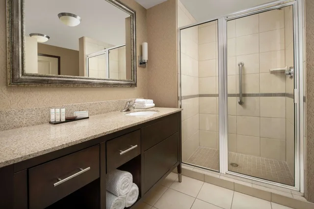 جناح بسرير كينج مع أريكة، Embassy Suites by Hilton Birmingham Hoover 5/5