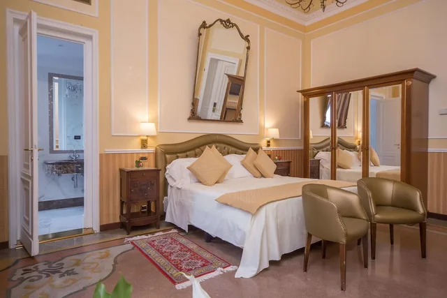 Deluxe, Twin Beds, Bristol Palace 2/7