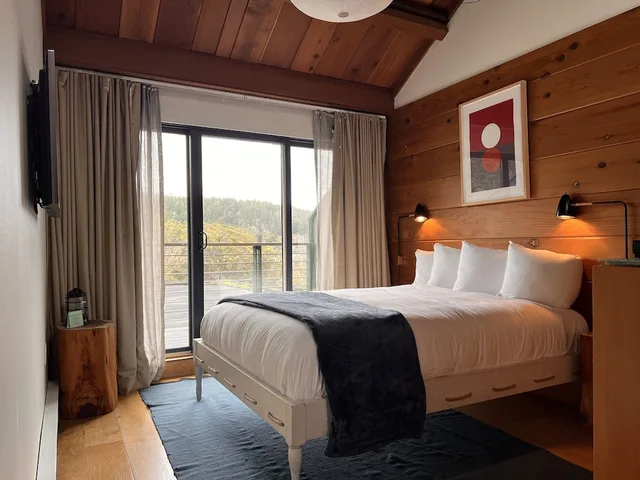 Cove, Queen Bed, Timber Cove Resort 1/2
