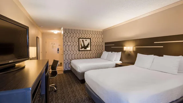 غرفة بسريرين كوين بحوض استحمام لذوي الإعاقة، Best Western Plus Morristown Conference Center 2/6