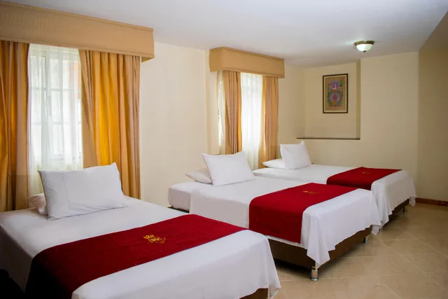 غرفة قياسية ثلاثية، Plaza Versalles S.A 1/5