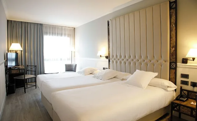 غرفة متصلة عائلية رباعية بأربعة أسرّة بإطلالة على المدينة بغرفتي نوم، Hotel Gran Via Logroño 3/5