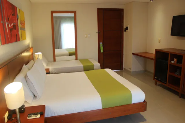 غرفة قياسية ثلاثية بسرير كوين وسرير فردي، Hotel Atrium Plaza 2/7